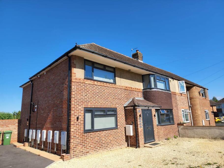 Hazel 1-Bedroom Cousy Flat, Parking, Wifi, Prime Location, Close To Blenheim Palace & Oxford Kidlington Exterior foto